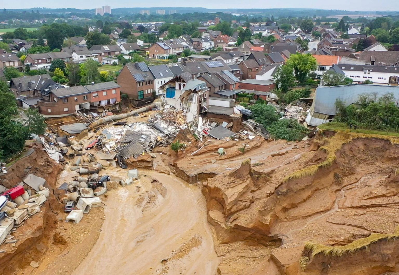 Droonifoto tulva tõttu tekkinud maalihkest Saksamaal Erftstadtis