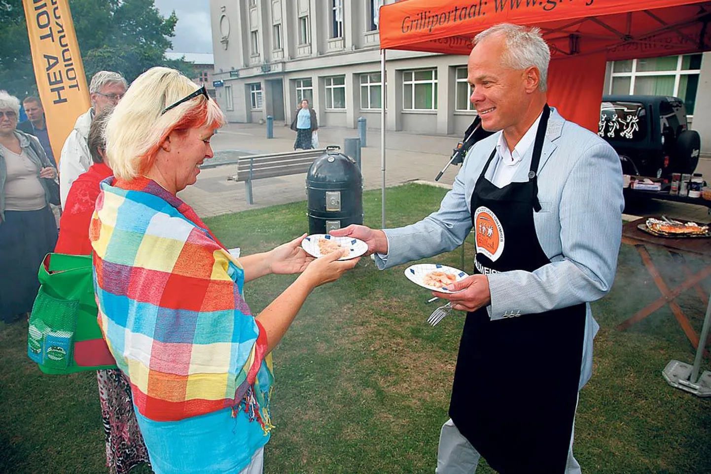 Pärnu linnapea Toomas Kivimägi pakkus uudistama tulnud inimestele kala.