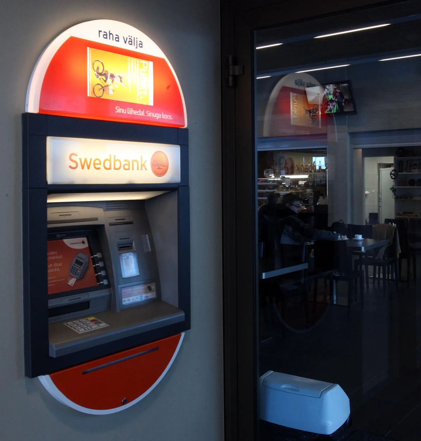 Swedbanki sularahaautomaat.
