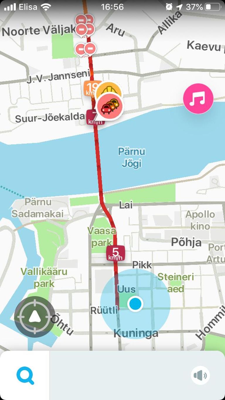 Мобильное приложение Waze показало пробку в центре Пярну в районе 17 часов