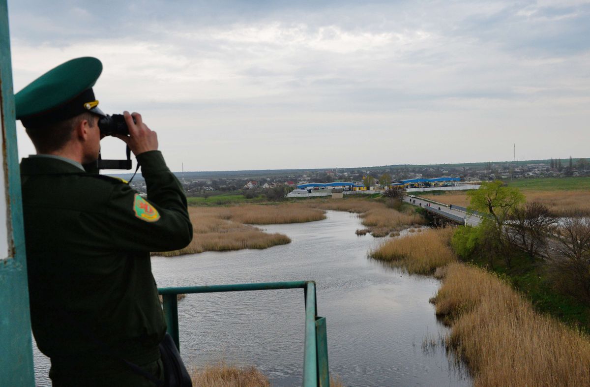 Piedņestras pārstāvis lūkojas uz Ukrainas robežu. Ilustratīvs attēls.