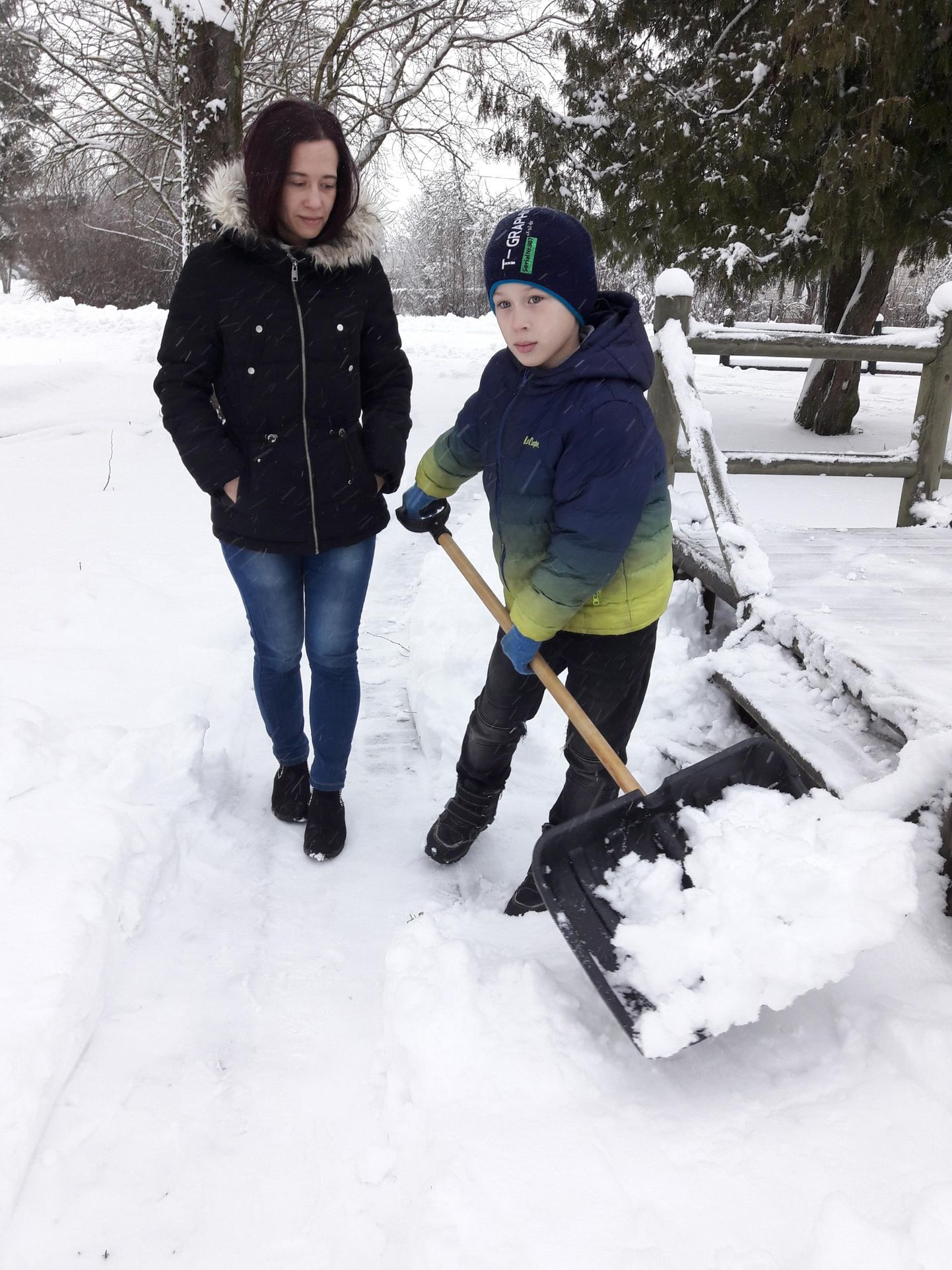 Lumekühveldamine on kümneaastase Renari suurim rõõm. Tema ema Liis Kuusk on sellega väga rahul.