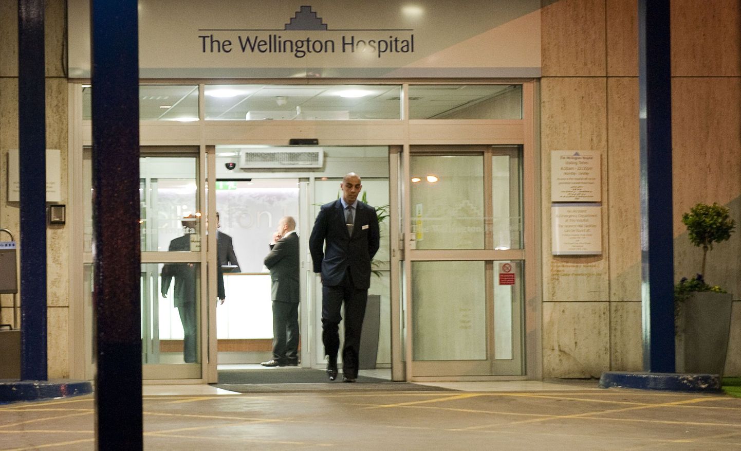 Turvamehed Wellingtoni haigla sissepääsu juures Londonis.