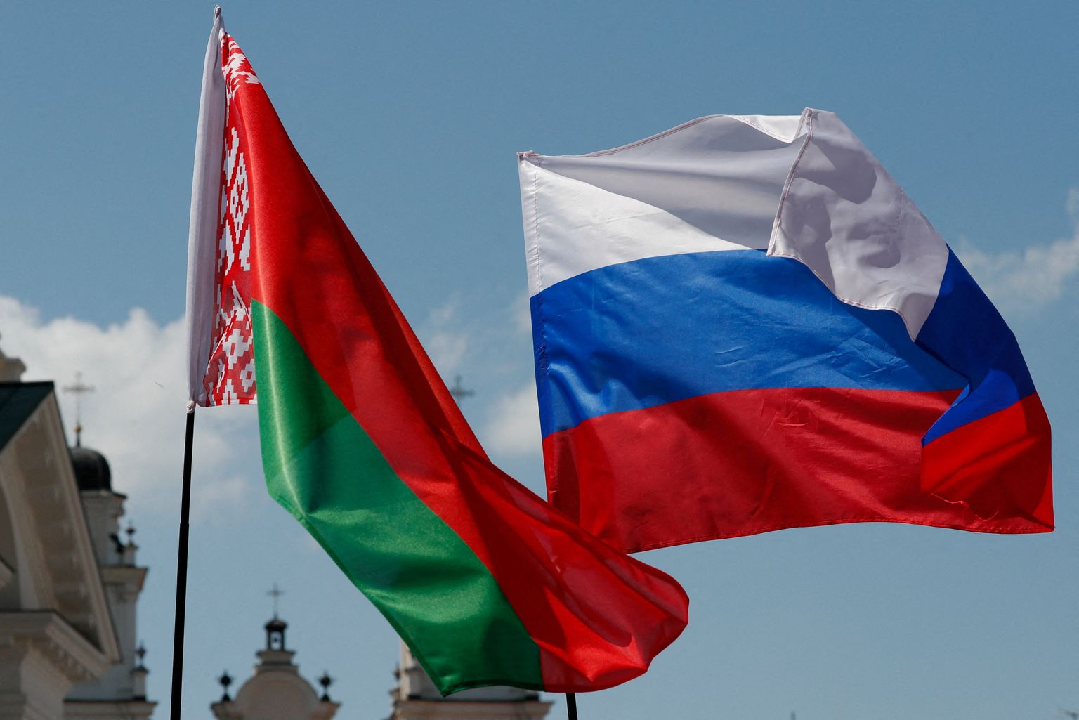 Venemaa ja Valgevene lipud.