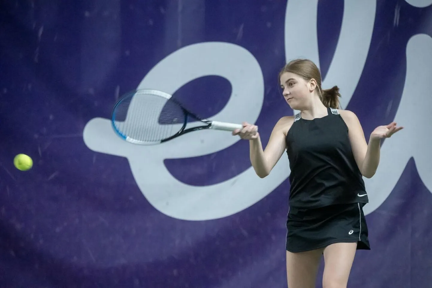 Maarit Tammiksaar harjutamas koduses Rakvere tennisehallis.