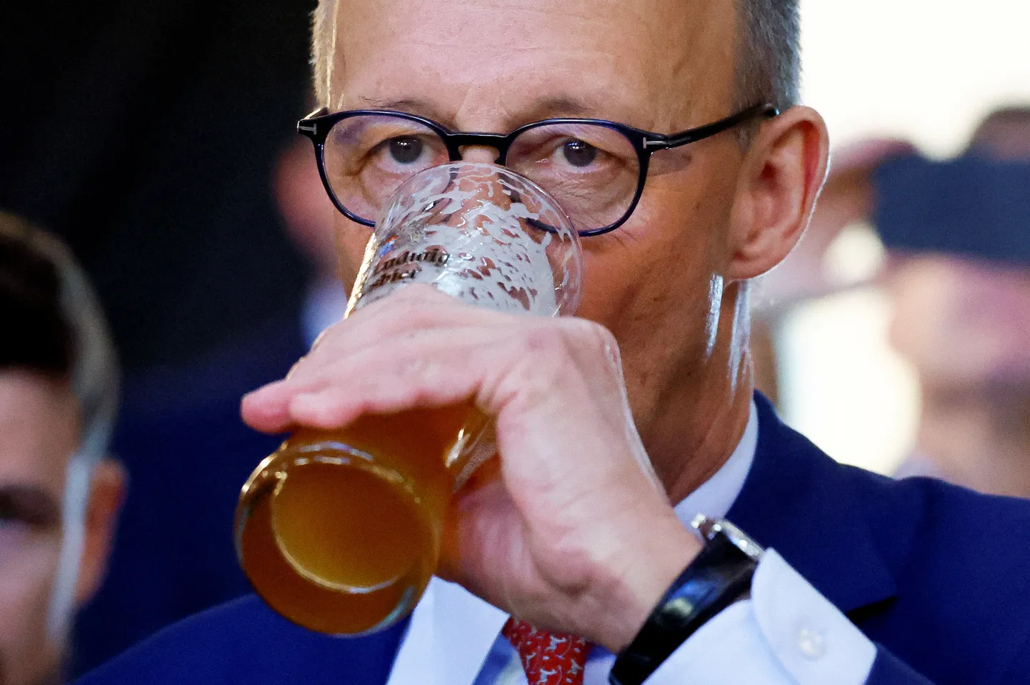 Saksamaa eelseisvate valimiste võidusoosiku Kristlik-Demokraatliku Liidu (CDU) kantslerikandidaat Friedrich Merz kummutamas õlleklaasi läinud kuul Brilonis.