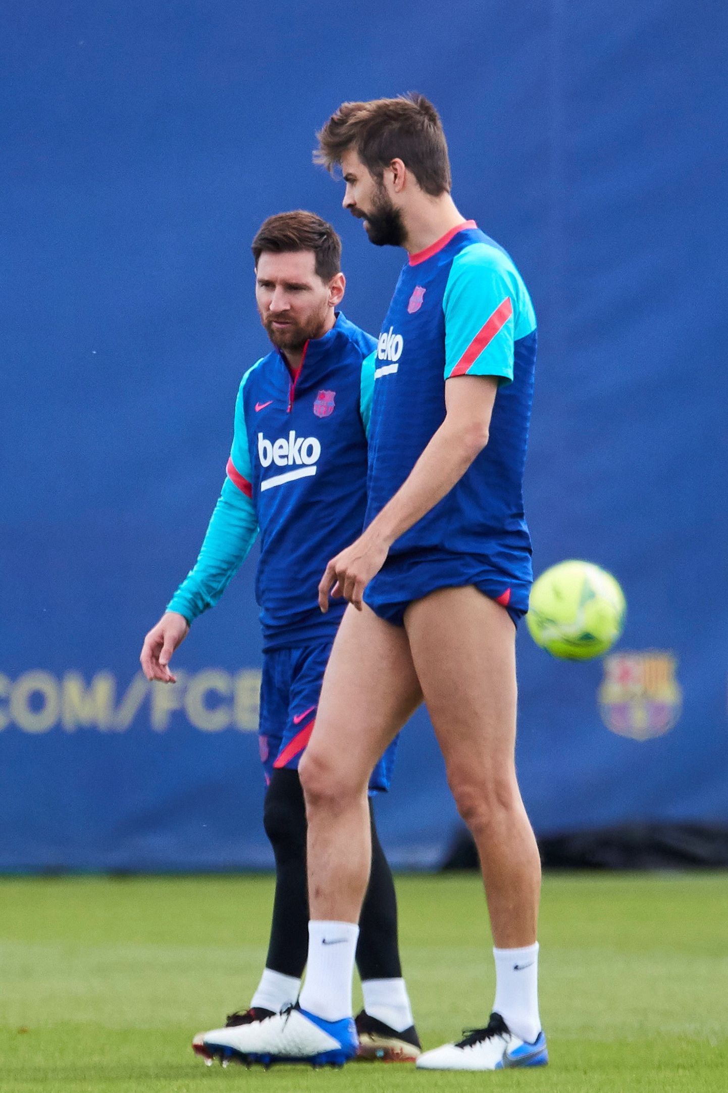 Lionel Messi (vasakul) ja Gerard Pique kevadel koos Barcelona treeningul.