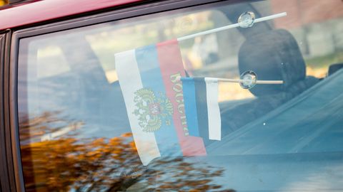 По городу разъезжал автомобиль с российским флагом: полиция назначила штраф