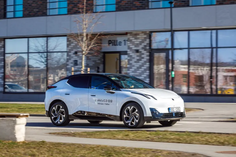 Täiselektrilise Lync & Co 02 aku mahutab 66 kilovatt-tundi, millest piisab koguni 445-kilomeetriseks sõiduulatuseks. Info-Auto.