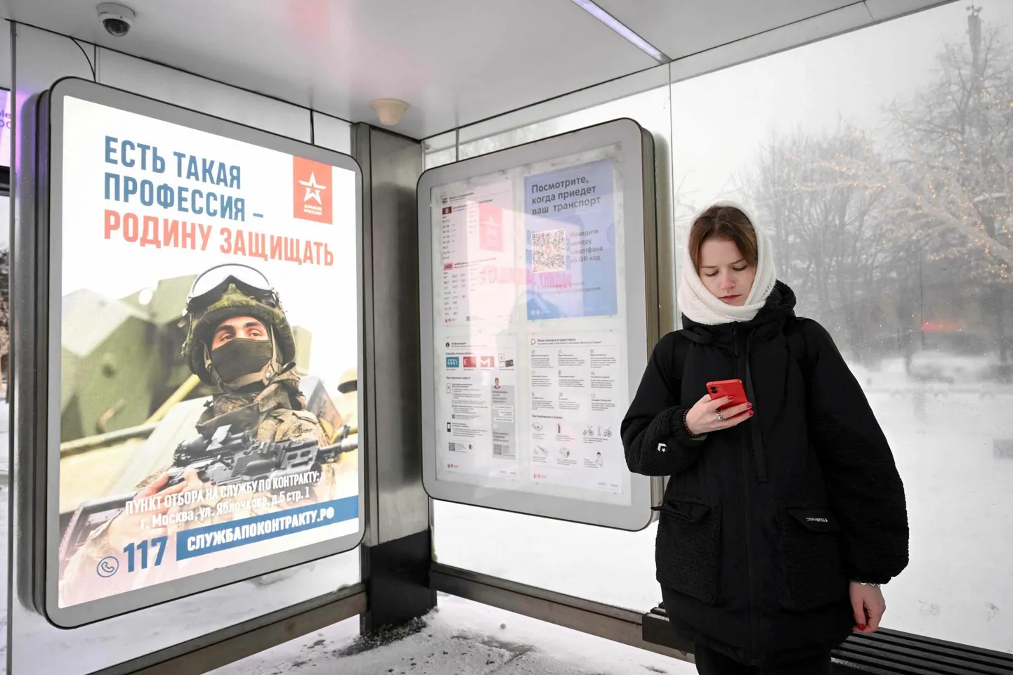 Vene armee värbamisplakat Moskva bussipeatuses 2023. aastal. Vladimir Putin peab läbi viima veel ühe mobilisatsioonilaine, sest ei jätku piisavalt inimesi, kes oleksid vabatahtlikult valmis armeega liituma, ütleb sotsioloog Oleksandr Šulga.