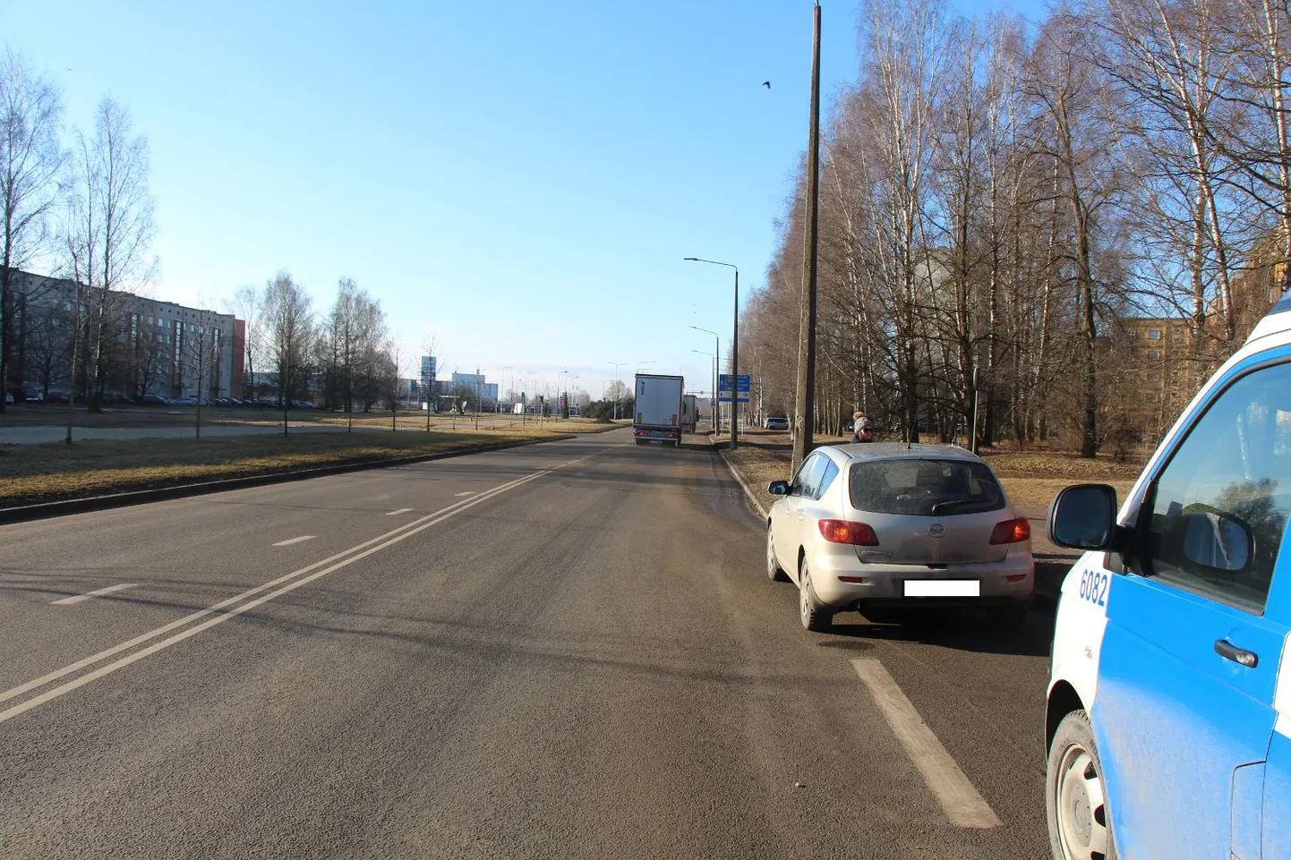 Sõpruse puiesteel Mazdat ramminud valge sõiduk lahkus, jättes avarii teise osapoole tee äärde.