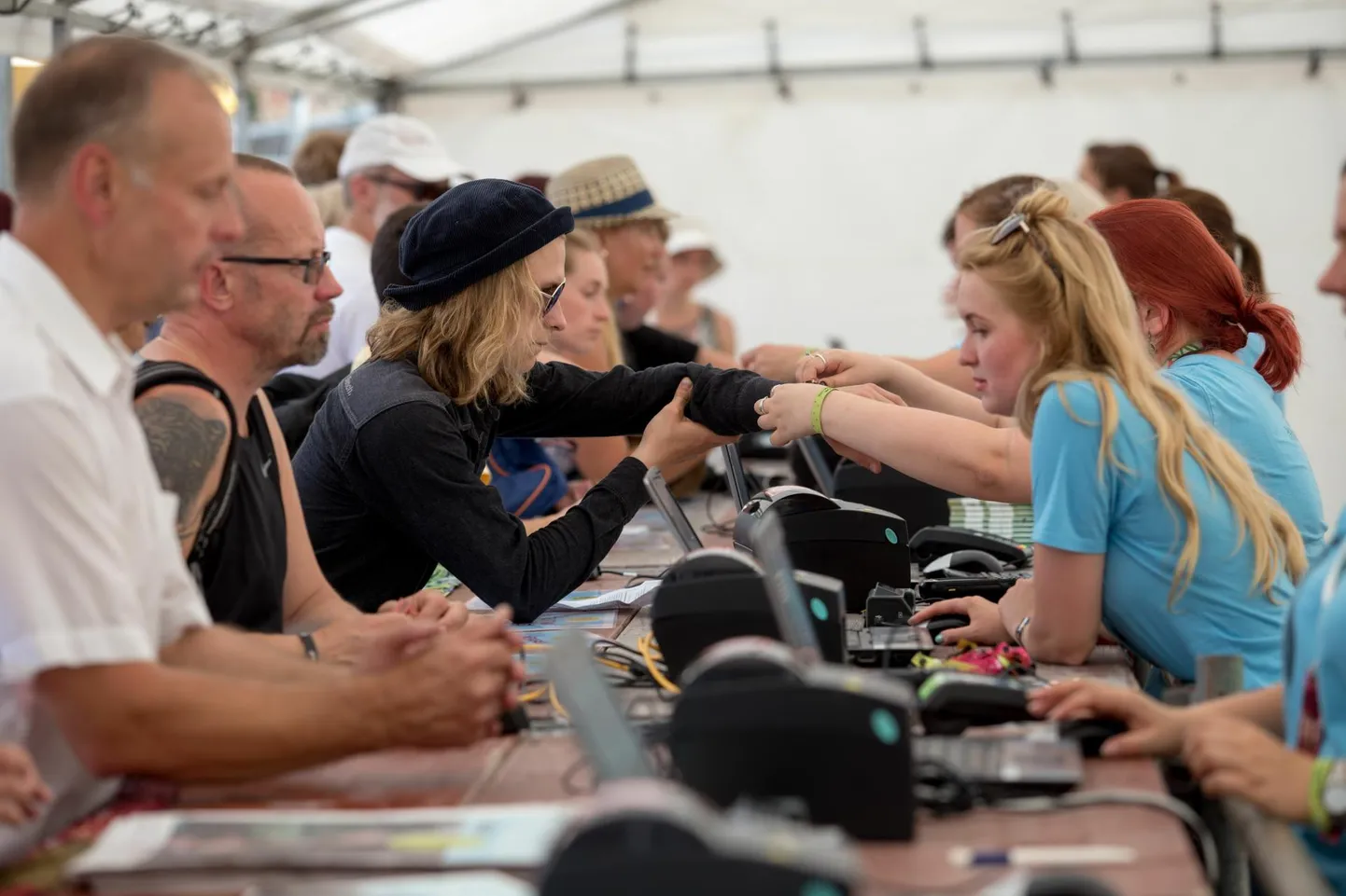 Viljandi pärimusmuusika festivali korraldamiseks on vaja paarisada vabatahtlikku. Festivalilised kohtuvad nendega juba passi käepaela vastu vahetades.