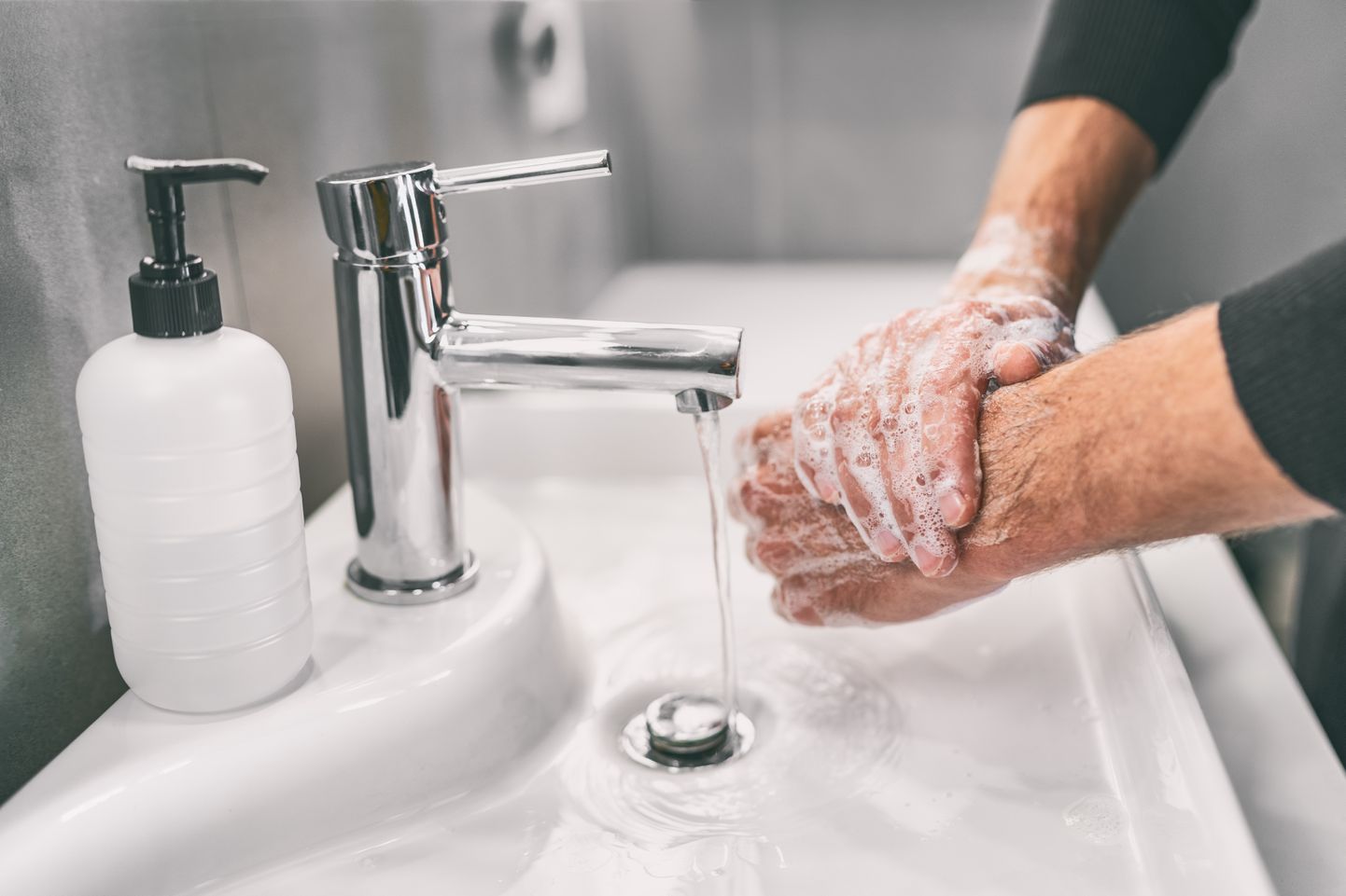 Мытье рук. Иллюстративное фото