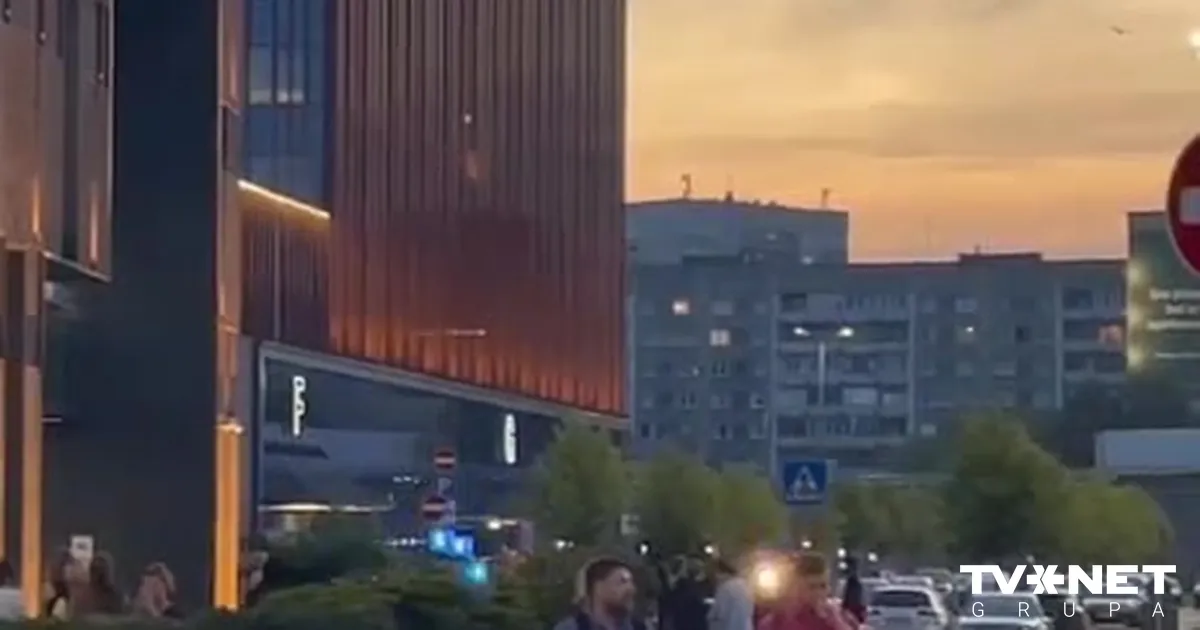 ВИДЕО 500 человек эвакуировались из ТЦ Akropole Rīga из-за пожара в туалете