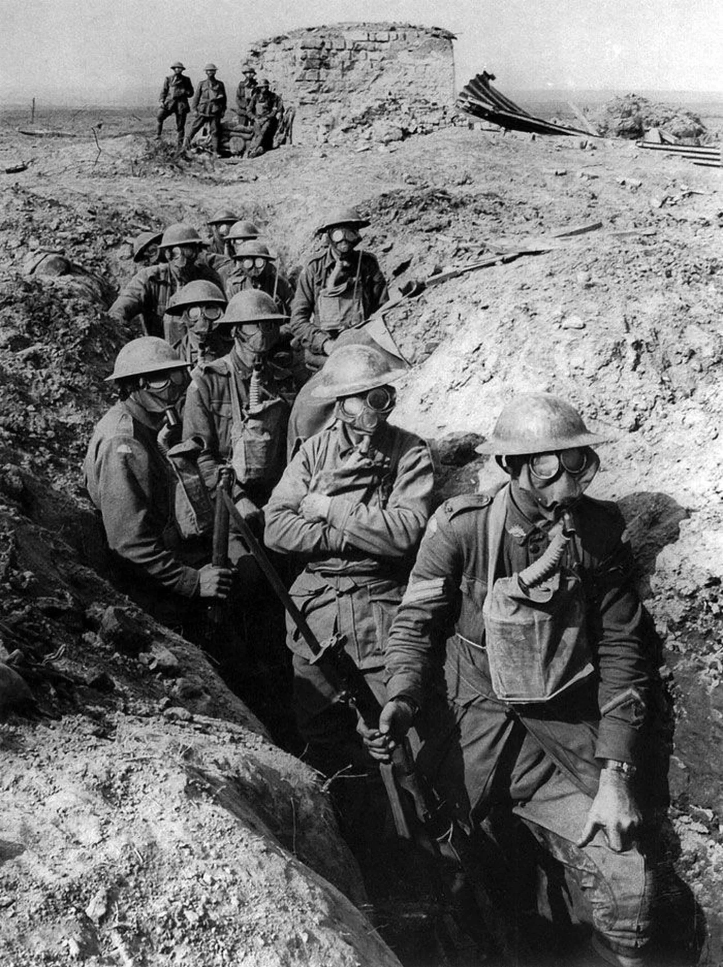 Gaasisõjas nüüd juba kogenud, kaitsemaskidega sõdurid Belgias Ypresi lähedal 1917. aastal.