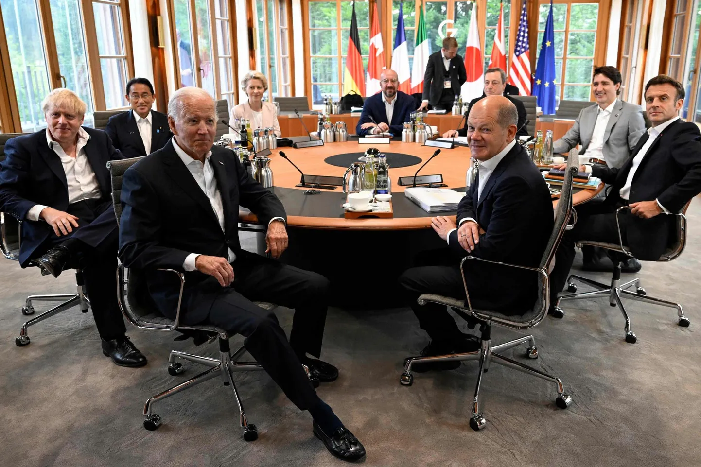 G7 tööstusriikide ja ELi juhid – Briti peaminister Boris Johnson, Jaapani peaminister Fumio Kishida, USA president Joe Biden, Euroopa Komisjoni president Ursula von der Leyen, Euroopa Ülemkogu eesistuja Charles Michel, Saksamaa kantsler Olaf Scholz, Itaalia peaminister Mario Draghi, Kanada peaminister Justin Trudeau ja Prantsusmaa president Emmanuel Macron – kinnitasid Elmau kindluses Saksamaal veel kord kohustust lõpetada järk-järgult oma riikide sõltuvus Venemaa energiast.