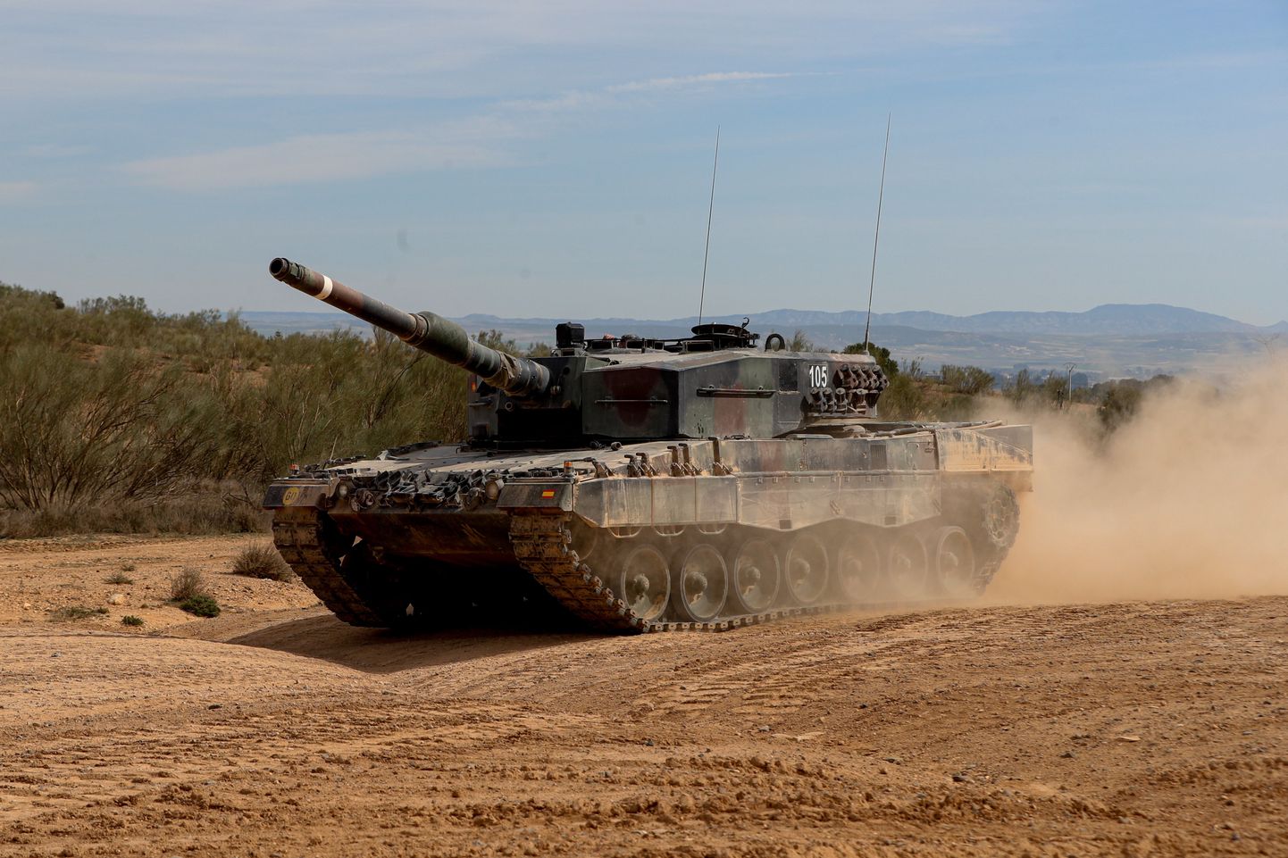 Ukrainlased harjutasid Saksa Leopard 2 tanke kasutama Hispaanias. Eelmisel aastal langesid mõned sõjamasinad venelaste kätte, kes on neist teinud nüüd katseeksemplarid, mille peal katsetada oma tankivastast laskemoona.