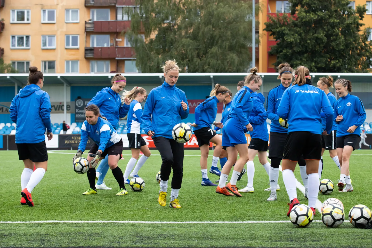 Tammeka naiskonna mängueelne treening.