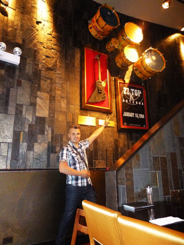 "Rock cafe" Kaspars nobildējās pie grupas "ZZ TOP" stenda 