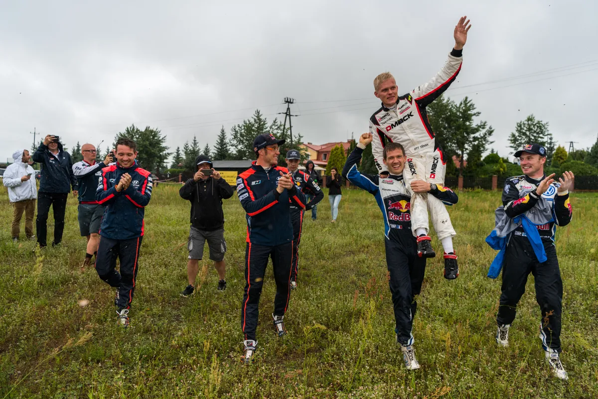 Ott Tänak Poola ralli järel Sebastien Ogier' õlgadel. 