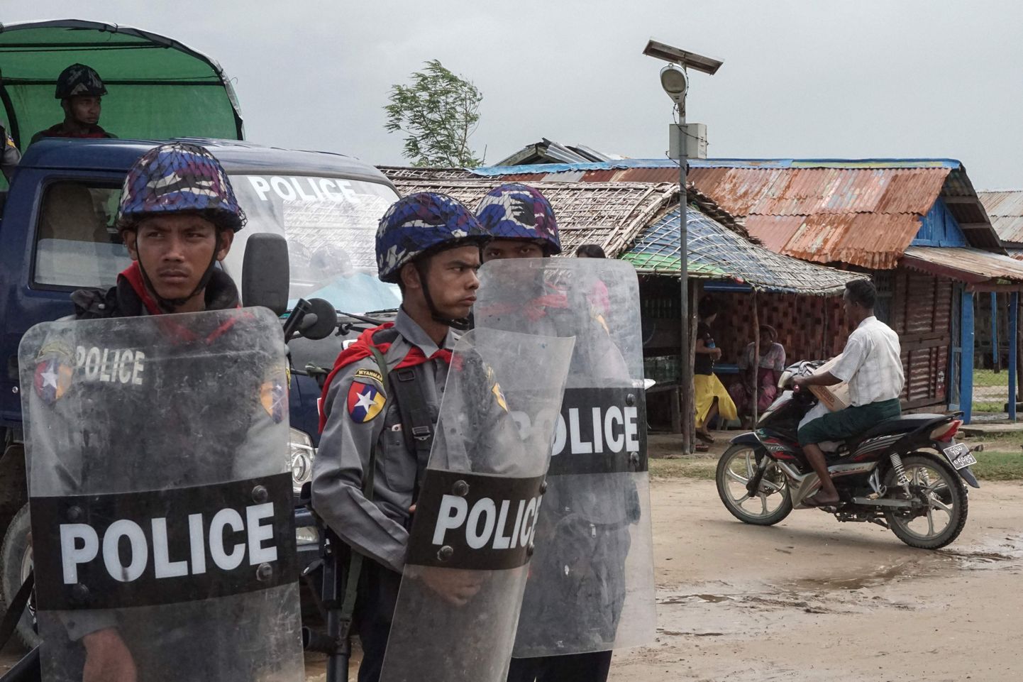 Politseinikud põgenikekriisi ajal Sittwe tänavatel.