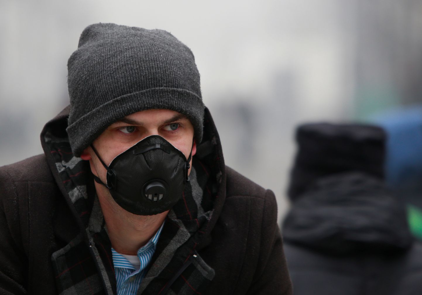 Saastatud õhu tõttu maski kandev mees Makedoonia pealinnas Skopjes.