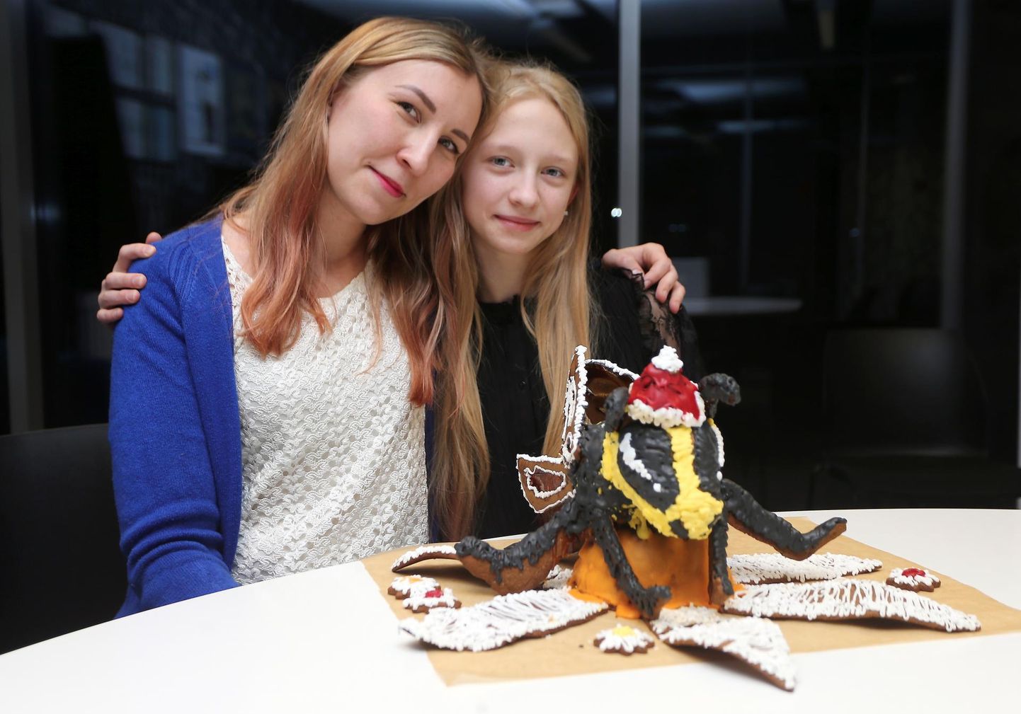 Tiimitöö. Õed Margret (vasakul) ja Mairel Jürison valmistasid kahekesi piparkoogimesilase, mis nõudis täppistööd, kunstimeelt ja vähemalt nelja kätt.