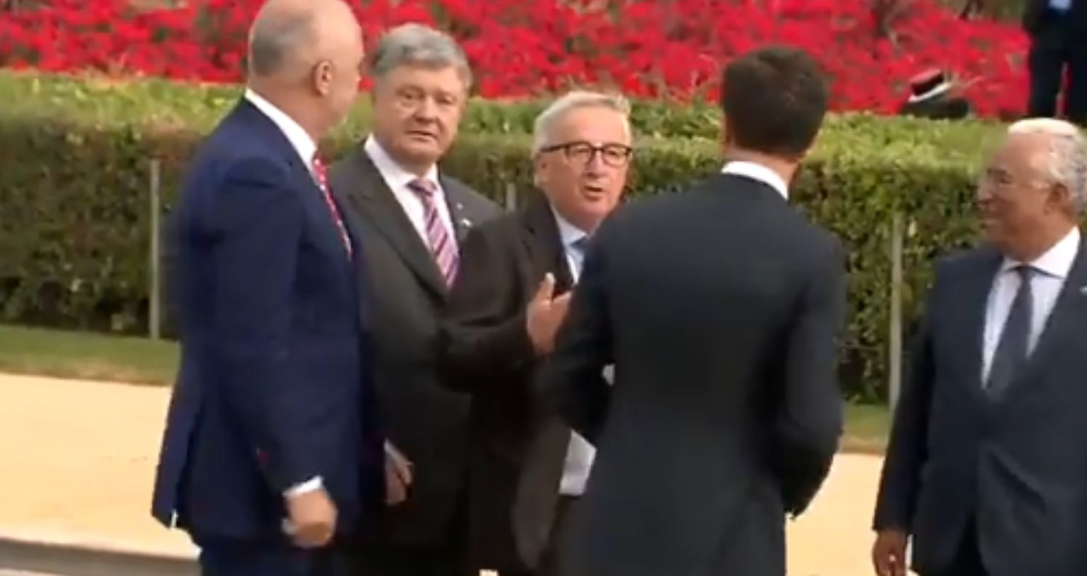 Riigijuhtidel tuli Jean-Claude Junckerit (keskel) jalutuskäigul toetada.