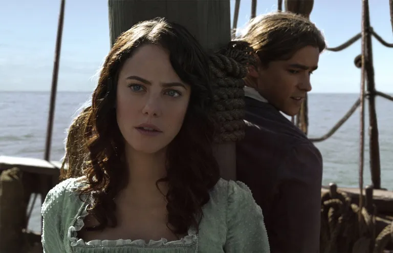 «Kariibi mere piraadid: Salazari kättemaks». Carina Smyth (Kaya Scodelario) ja Henry Turner (Brenton Thwaites).