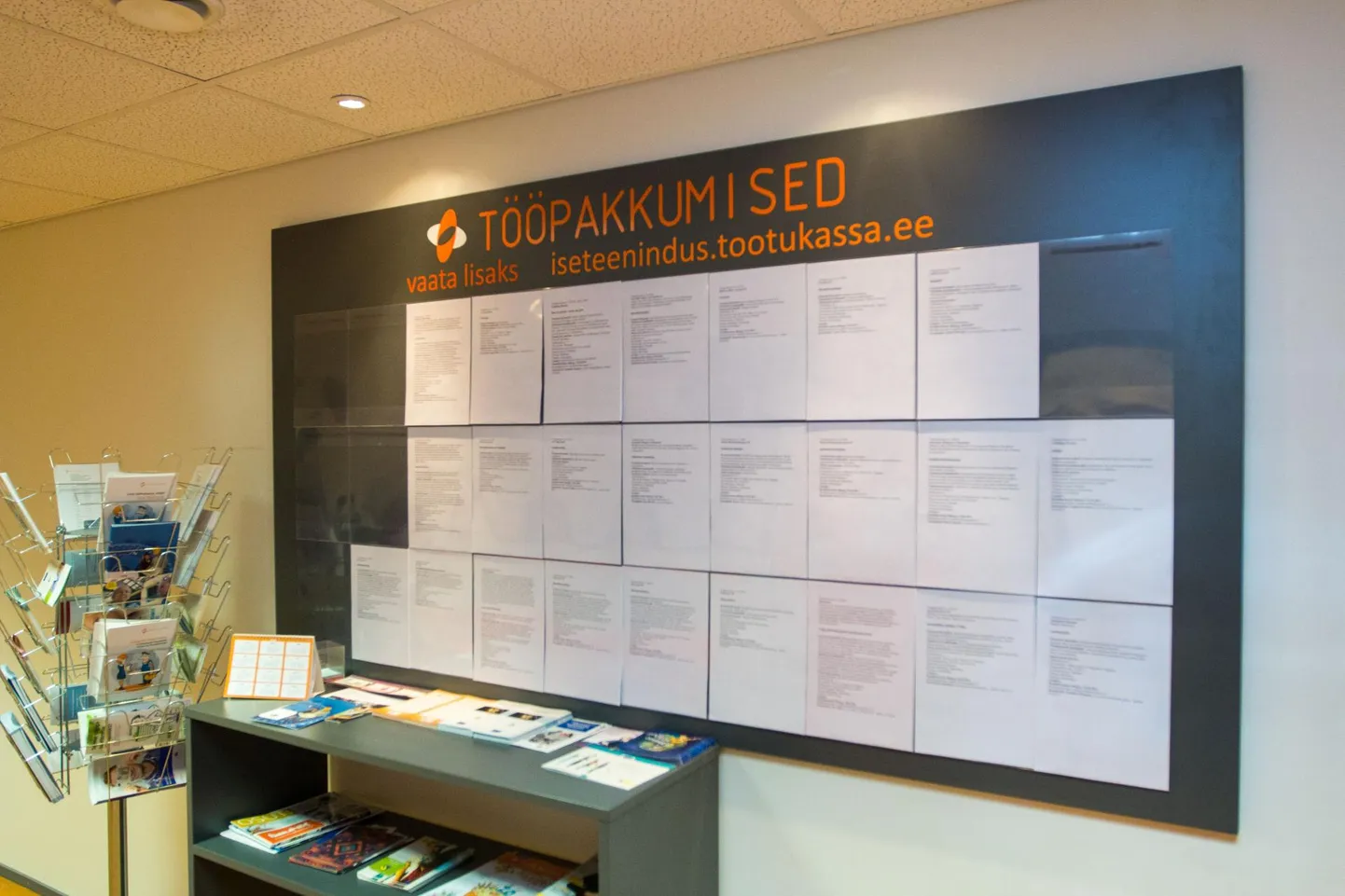 Töökuulutused töötukassa stendil.
