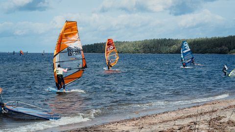 Mohni saare surfimaraton tõi Eru lahele karmides tingimustes kokku surfarid üle Eesti