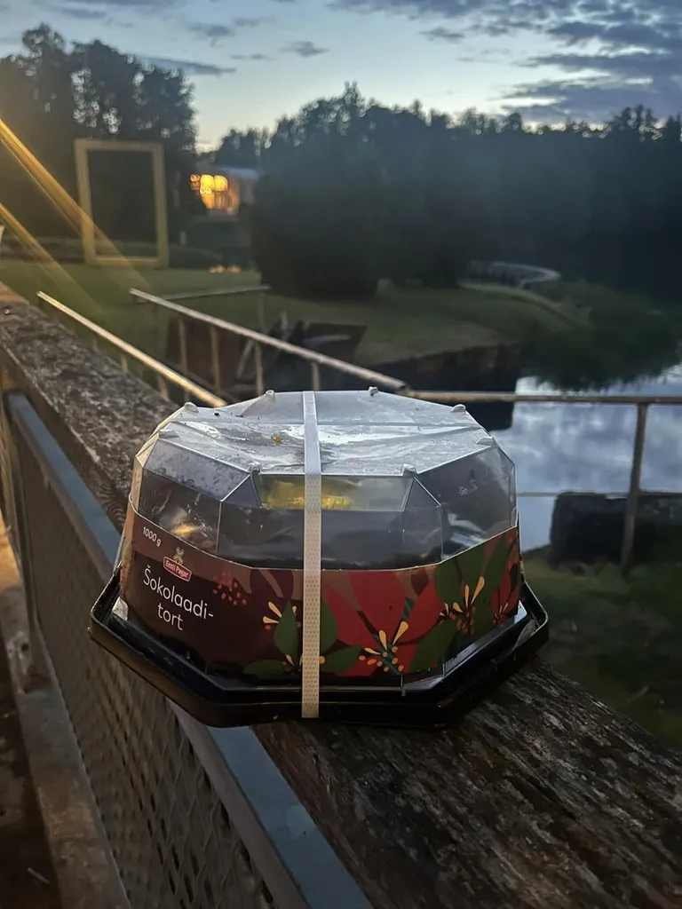 Tort Räpinas silla ääre peal.