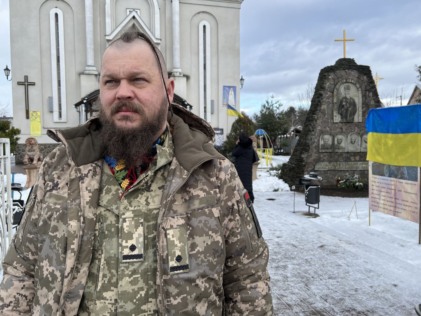 Major Ivan Tataurov täna ühe Užhorodi oblasti kiriku ees enne järjekordset kangelase risti üleandmist.