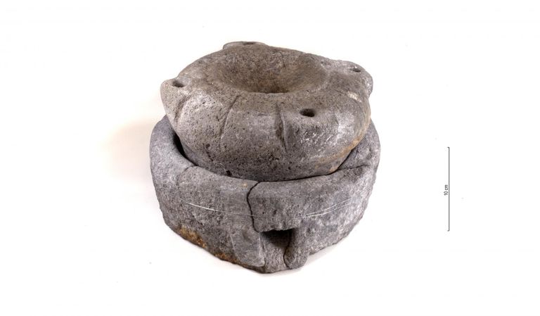 Kohalikust kivist käsikivide kõrval kasutati linnas ka kaugemalt pärit jahvatuskive, sealhulgas Saksamaalt Eifeli piirkonnast toodud tööriistu. Neist kõige terviklikum on 14. sajandi esimese poole käsikivi 2015. aastal Kadriorust avastatud kogelt.