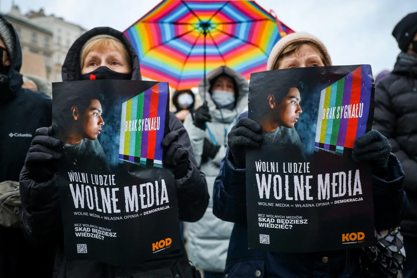 Meeleavaldajad detsembris Poolas Krakówis avaldamas toetust meediavabadusele. Human Rights Watchi väitel esitasid protestijad üle maailma mullu autoritaarsetele ja selles suunas liikuvatele režiimidele tõsise väljakutse.