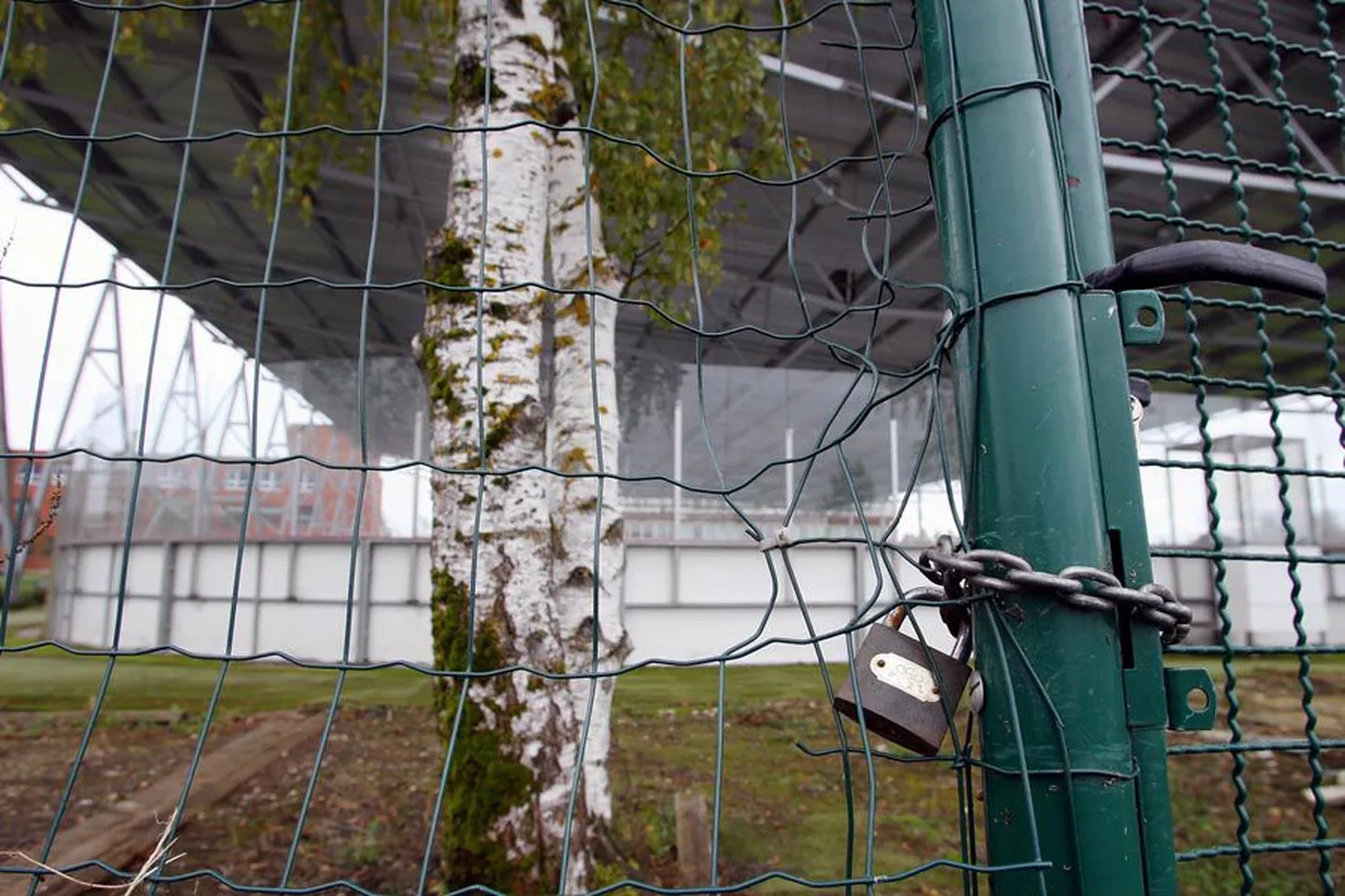 Volikogu kolmapäevase otsuse tulemusena väheneb küll toetusraha, mida linn jäähalli omanikele annab, kuid sellest piisab, et väljak novembris uisutajatele avada.