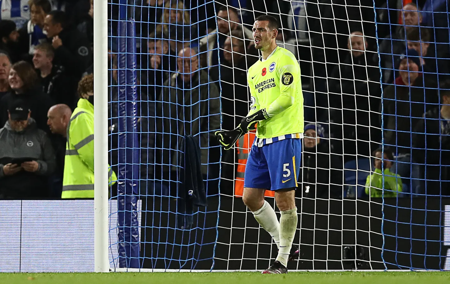 Keskkaitsja Lewis Dunk väravavahina tegutsemas.