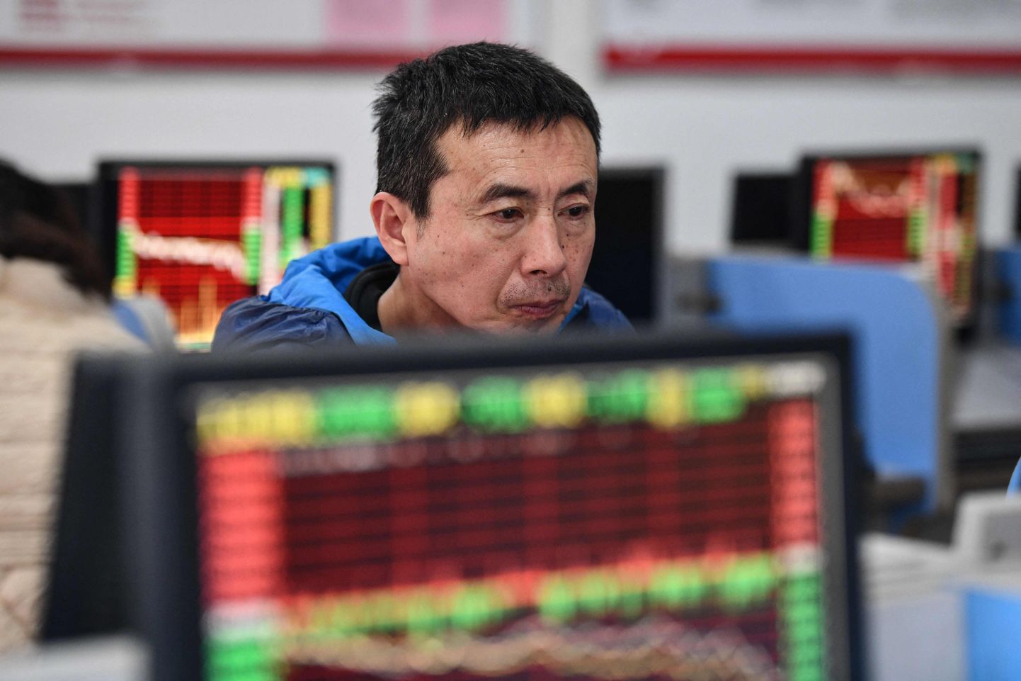Investor jälgimas 17. jaanuaril 2024 Fuyangis aktsiaturu liikumisi.