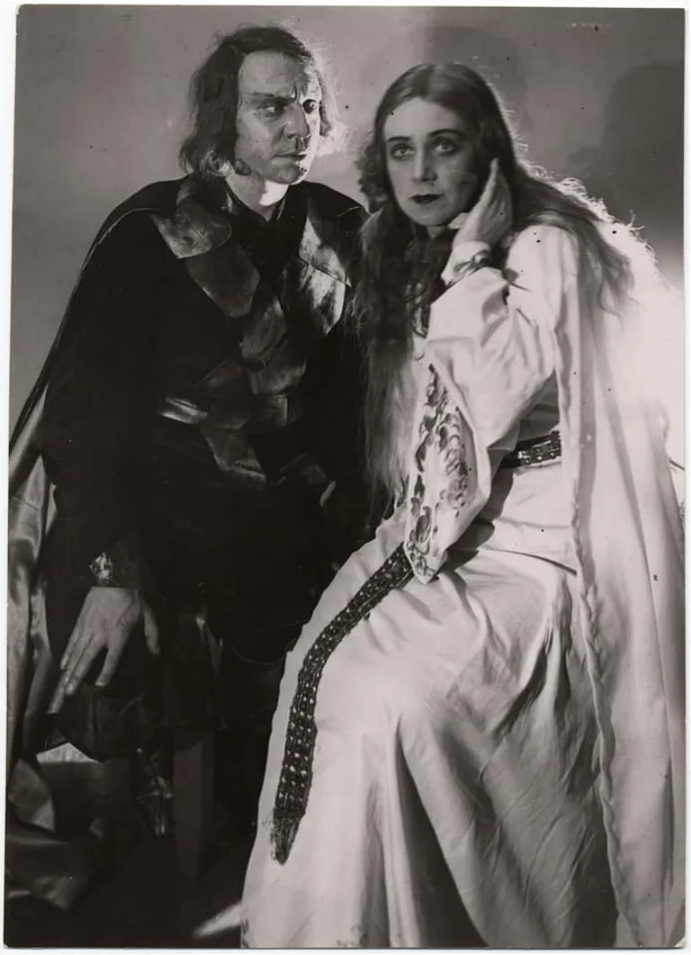 Mihails Čehovs (Hamlets) un Lilija Ērika (Ofēlija). Viljams Šekspīrs "Hamlets". Režisors Mihails Čehovs, 1932. gads, Nacionālais teātris.
