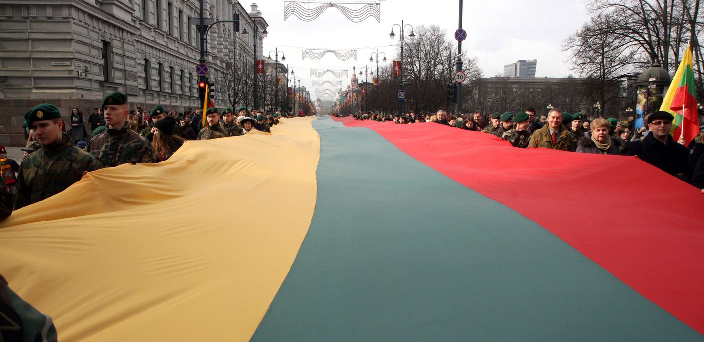Leedukad mullusel iseseisvuspäeval hiiglasliku riigilipuga pealinnas Vilniuses.