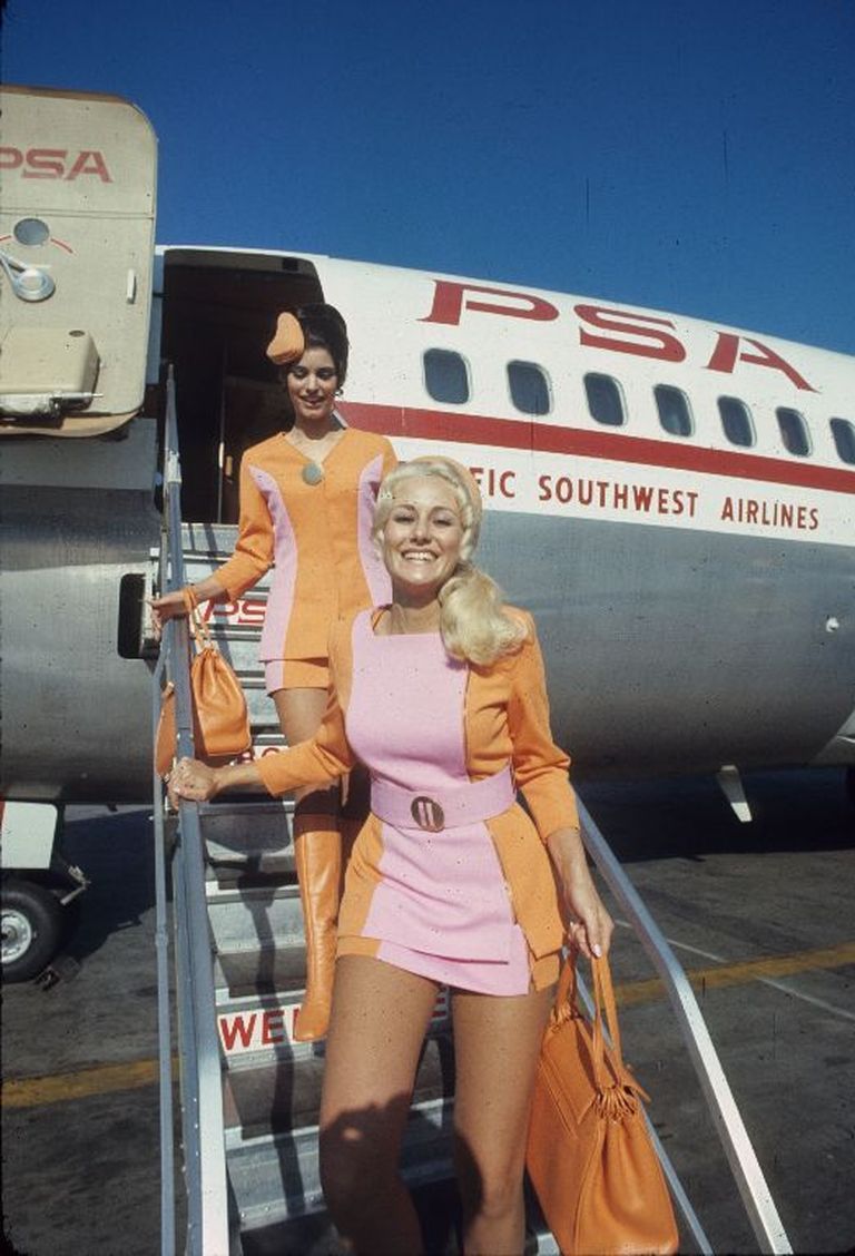Kui möödunud sajandil nähti stjuardesse pigem ettekandjatena, siis tänapäeval on rõhk rohkem ohutuse ja julgeoleku tagamisel ning vähem teenindusel. Pildil olevat miniseelikutega univormi olid kuuekümnendail sunnitud kandma hiljem läbi America Westi osaks tänasest American Airlinesist saanud lennufirma Pacific Southwest Airlines stjuardessid.