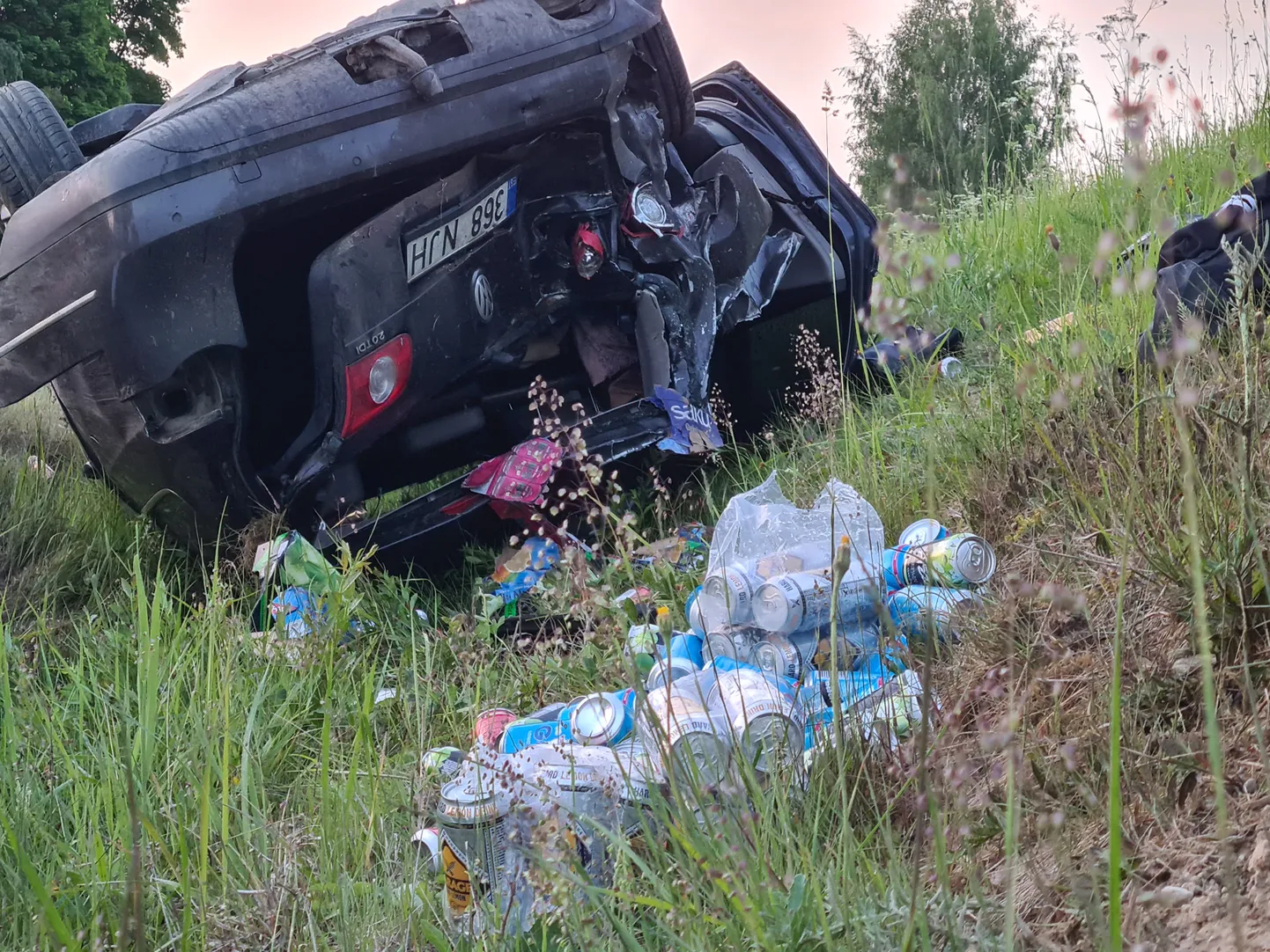 Kokkupõrke tagajärjel sõitis Volkswagen teelt välja kraavi ning maandus rattad taeva poole.