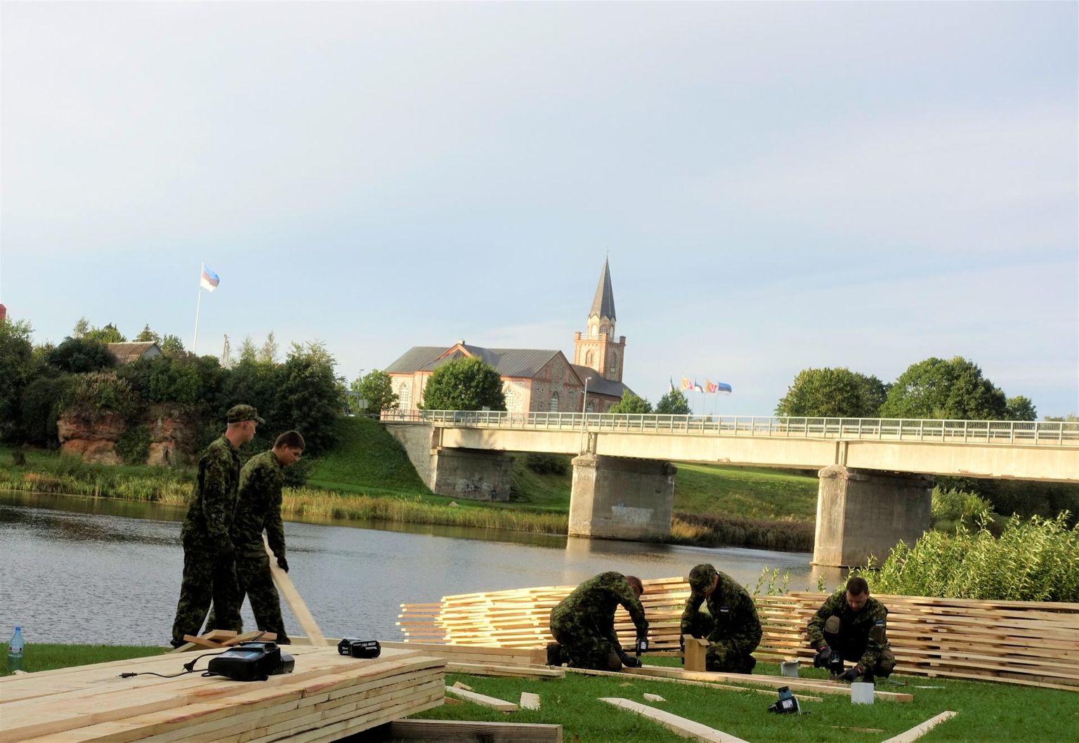 Kaitseväelased ehitavad Tori silla kõrvale ajutise silla.