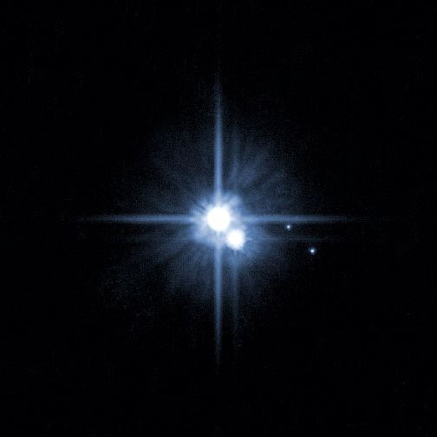 Pluutost sai plutoid. Pluuto on foto keskel.Pluuto all on suurim tema kolmest kuust - Charon.