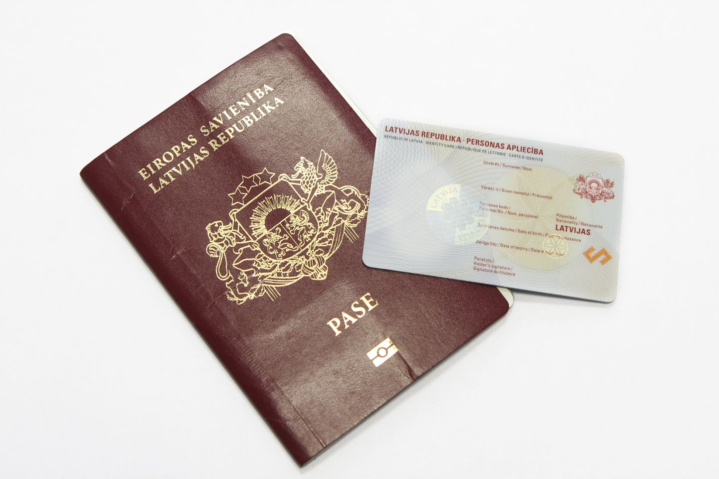 Latvijas Republikas pase un personas apliecība jeb elektroniskās identifikācijas kartes (eID) prototips, kuras Latvijā plānots sākt izsniegt no 2012.gada.