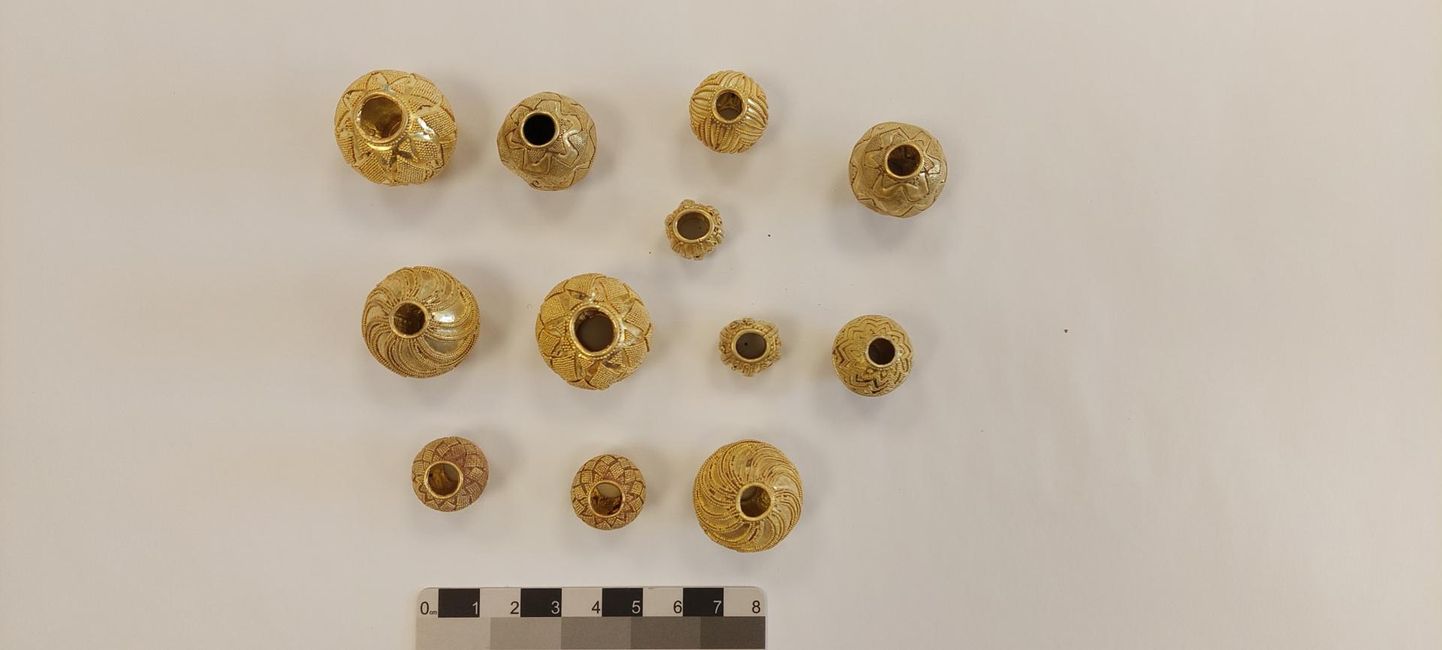 Väga hästi säilinud tosin granulatsiooniga kaunistatud kuldhelmest 4.–3. sajandist enne Kristust võiksid turul maksta 16 500 eurot.