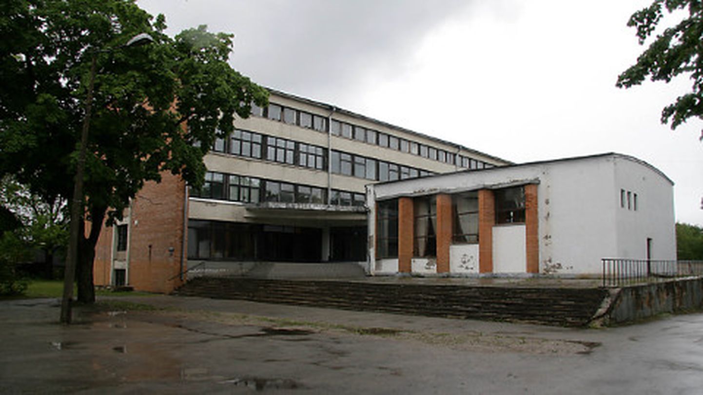 Hoone, milles varem asus Virumaa kolledž, on tühjalt seisnud juba üheksa aastat.