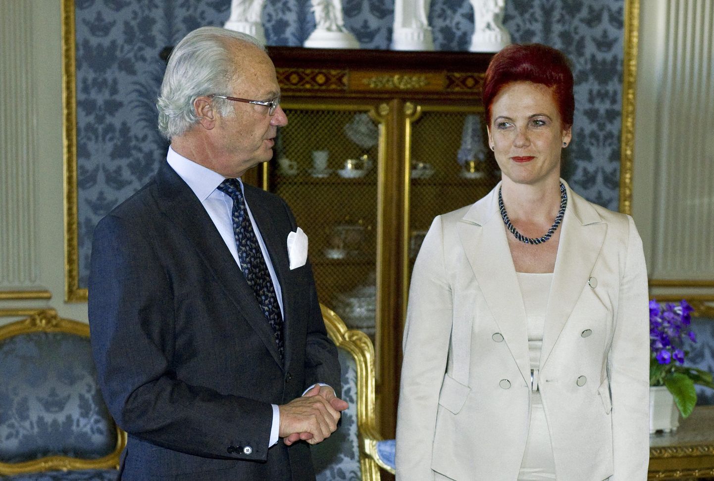 Läti parlamendi spiiker Solvita Āboltiņa koos Rootsi kuninga Carl XVI Gustafiga tänavu 9. mail Stockholmis.