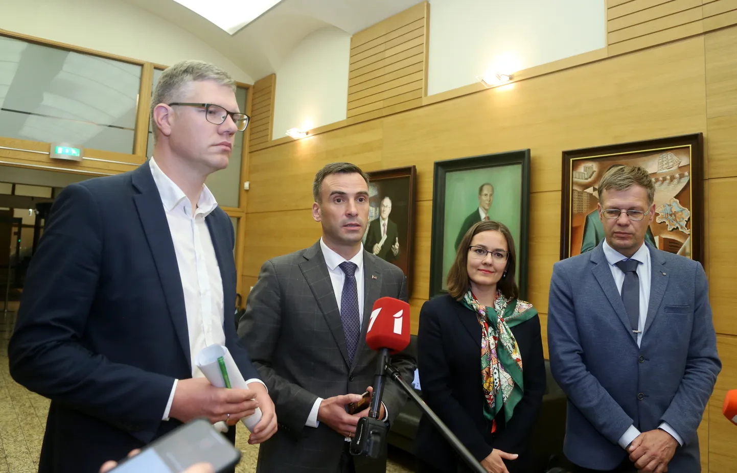 Partiju apvienības "Jaunā vienotība" saraksta līderis Vilnis Ķirsis (no kreisās), "Attīstībai/Par!" un partijas "Progresīvie" apvienotā saraksta līderis Mārtiņš Staķis, "Jaunā konservatīvā partija" saraksta līdere Linda Ozola un Nacionālās apvienības "Visu Latvijai!" - "Tēvzemei un Brīvībai/LNNK" un "Latvijas Reģionu apvienība" kopīgā saraksta līderis Einārs Cilinskis atbild uz žurnālistu jautājumiem pēc tikšanās ar Rīgas izpilddirektora pienākuma izpildītāju, kurā pārrunāja Rīgas domes nākamā gada budžeta jautājumus.