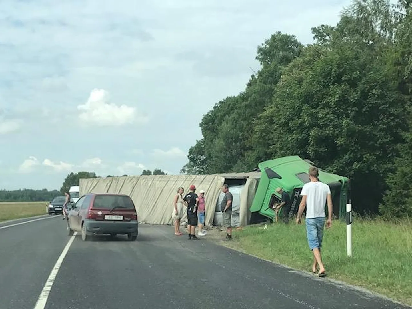 Assamallas paiskus teel külili veoauto.